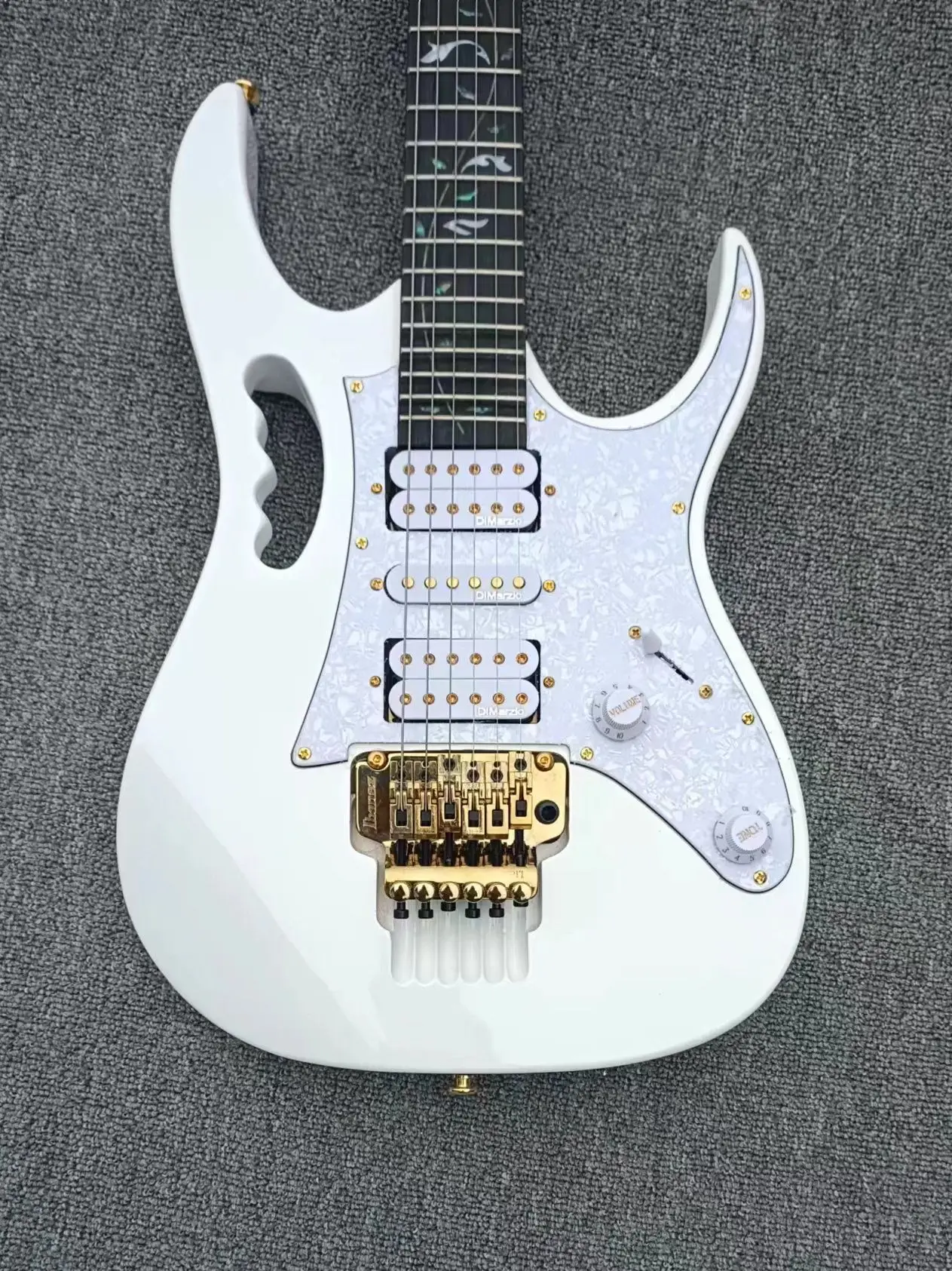

The band performs a popular electric guitar, high gloss solid wood, white body, real picture of the guitar, can be modified, can