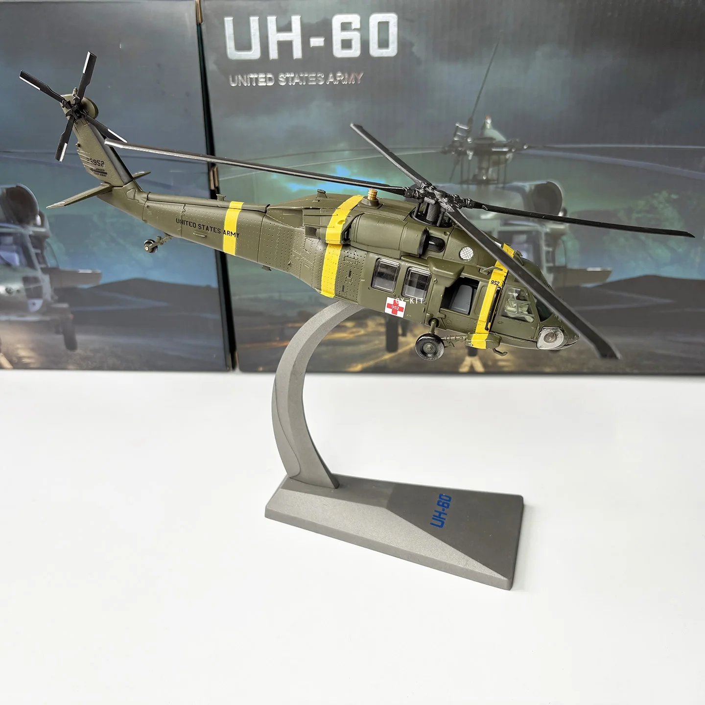 Фото Масштабная модель вертолета UH-60 Black Hawk США 1/72, готовая коллекционная модель военного самолета, сувенир, подарок №4