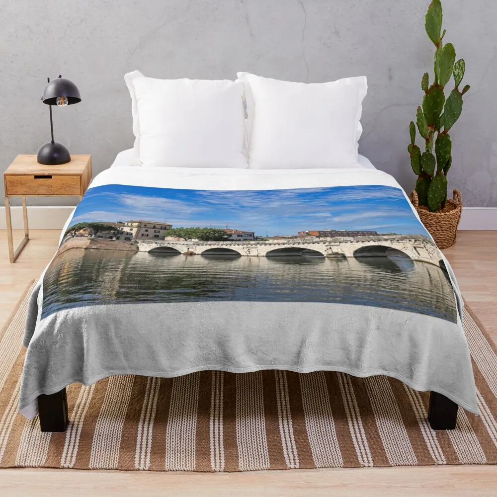 Старый камень Тибериус мост и здания в Rimini Италия пледы тонкие одеяла для ребенка