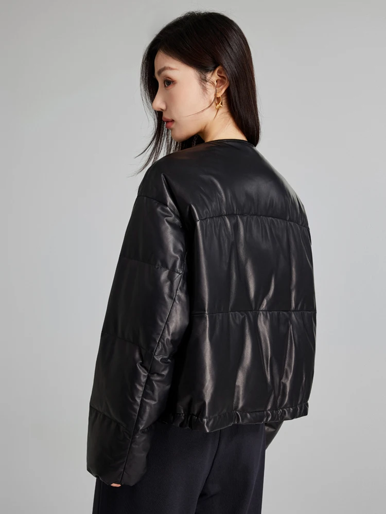 Короткий свободный пуховик из овчины растительного дубления с круглым вырезом