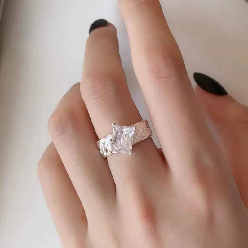 Женское кольцо серебряного цвета с квадратным фианитом | Украшения и аксессуары