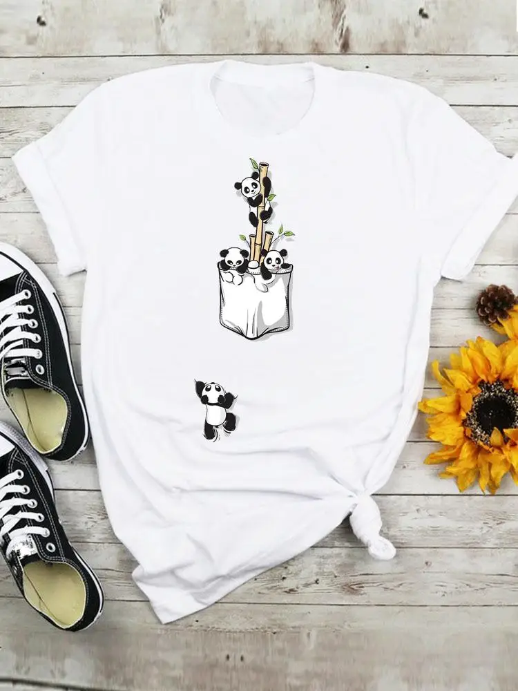 

Женская футболка с коротким рукавом и принтом панды