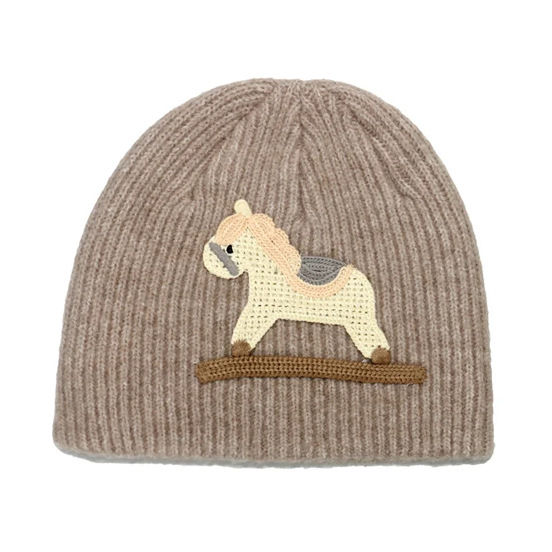 

Утепленная зимняя шапка-ушанка с нашивками из мультфильмов для женщин, однотонная эластичная короткая вязаная шапка-ушанка в Корейском сти...