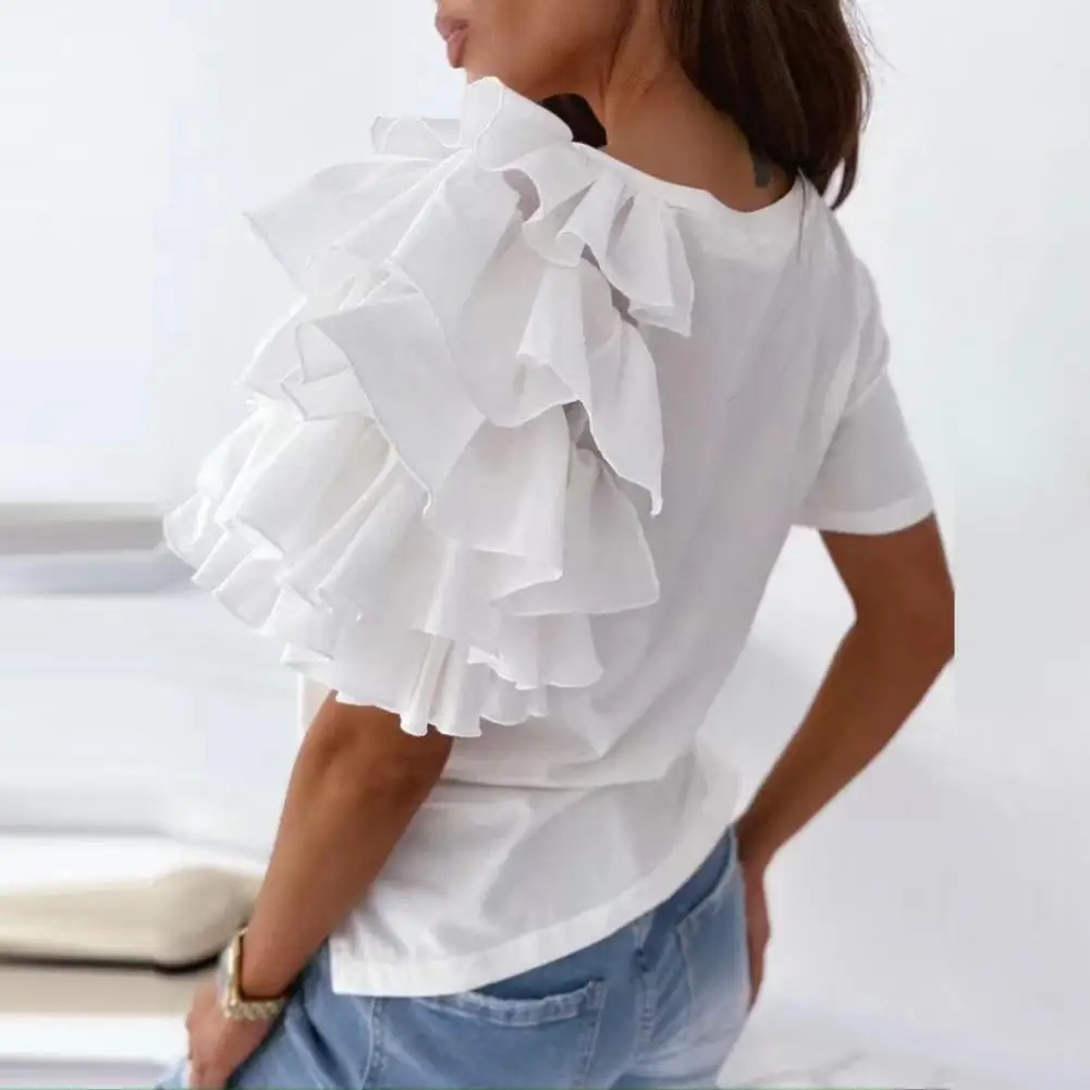 Женская футболка с коротким рукавом асимметричным подолом и круглым вырезом