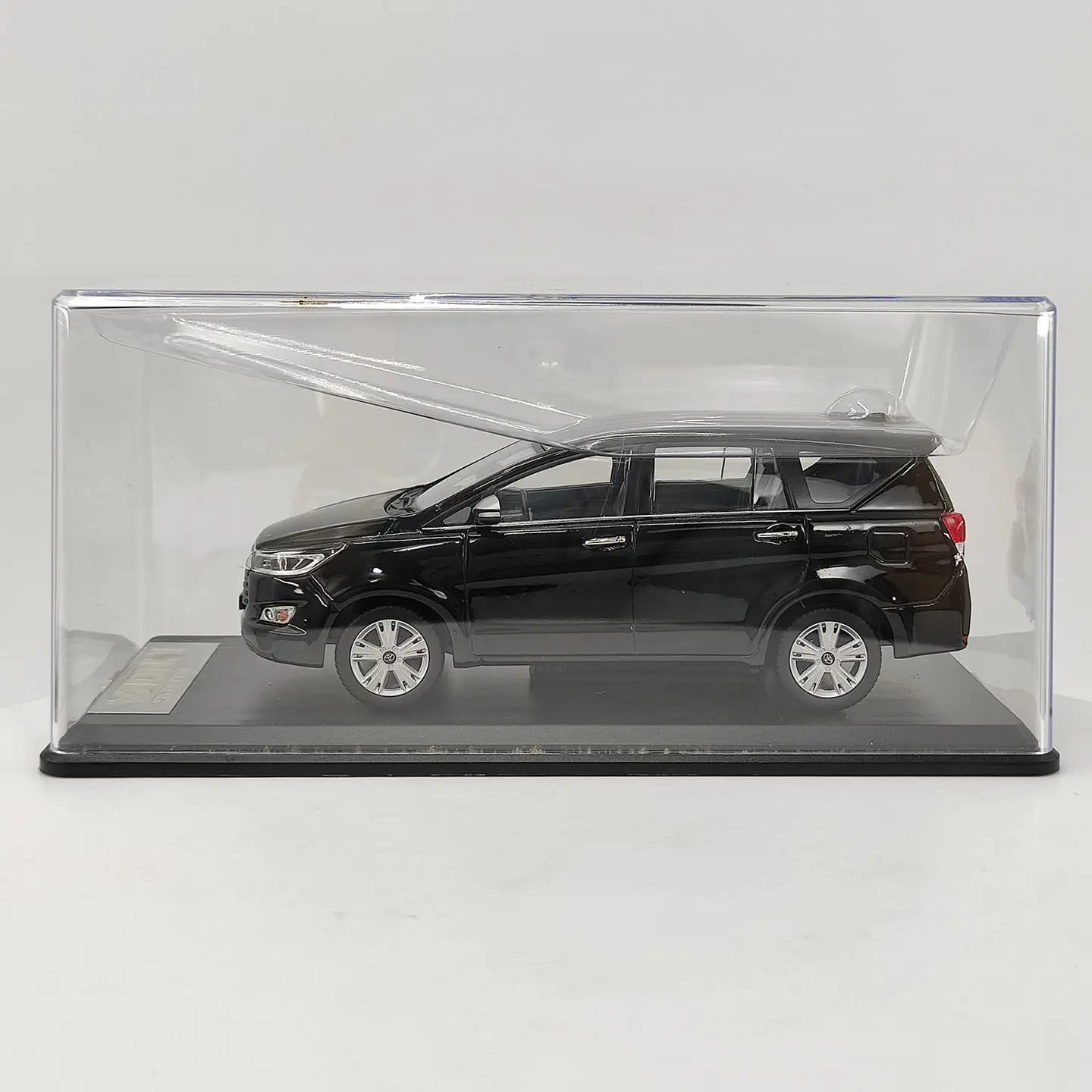 Фото Масштабная модель 1:32, литая из сплава, черная Toyota Kijang Innova MPV, коллекционная классическая ностальгическая модель автомобиля, подарок для взрослых, сувенир, статическая модель для демонстрации №5