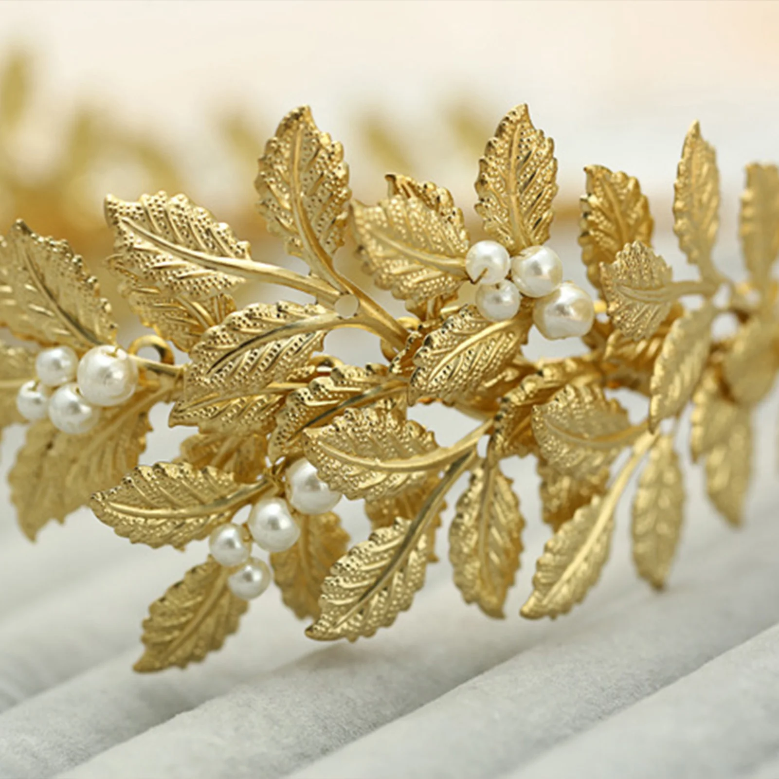 

Gold-Plated Leaf Alloy Headband Glossy Pearl Luxurious Ornaments for Women Hairstyle Making Tool FS99