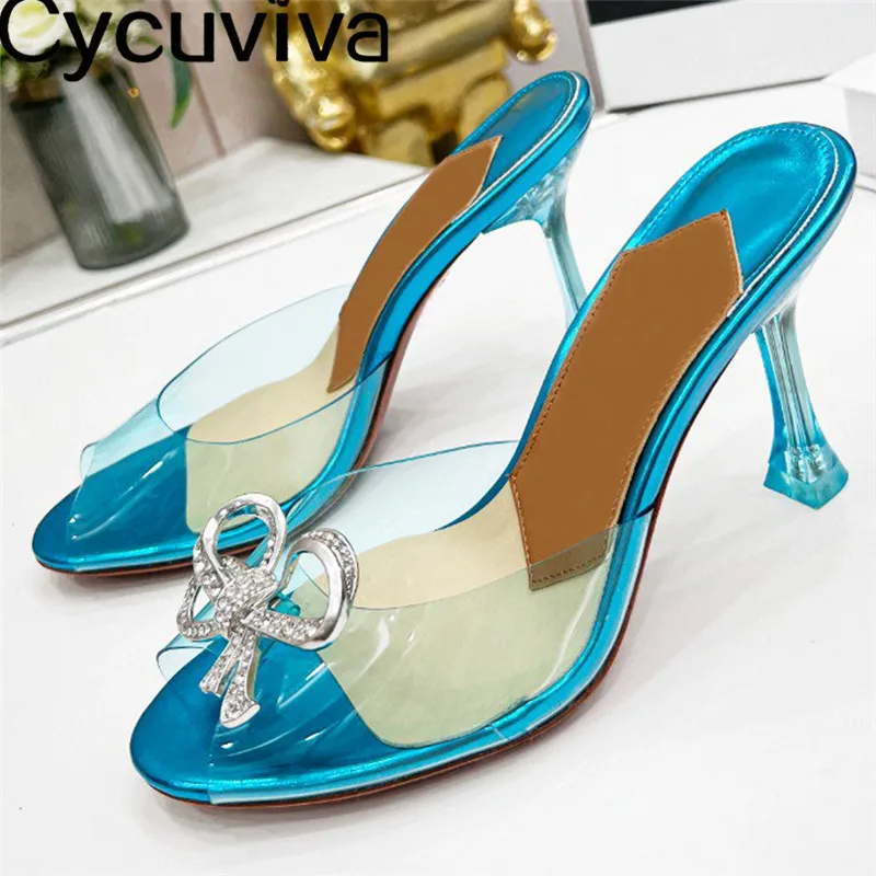 

Designer PVC Crystal Bow Knot Glass Slippers Women Summer Sexy Clear High Heels Mules Shoes Fashion Red Party Banquet Sandals