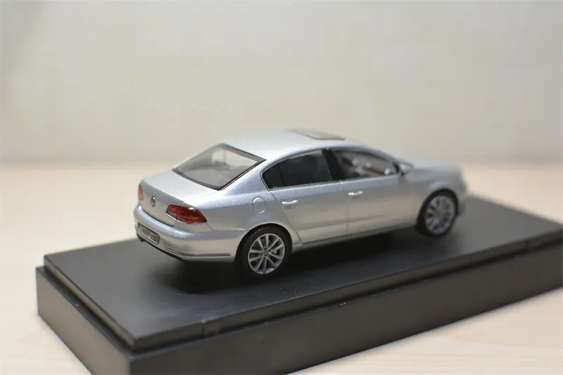 Фото Металлическая модель автомобиля Schuco 1:43 VW Passat B7 Limousine №3