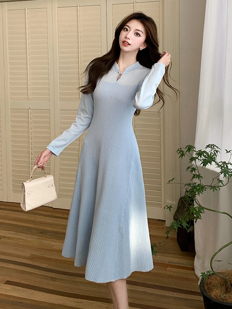 Женское трикотажное платье-свитер с воротником-стойкой и длинным рукавом