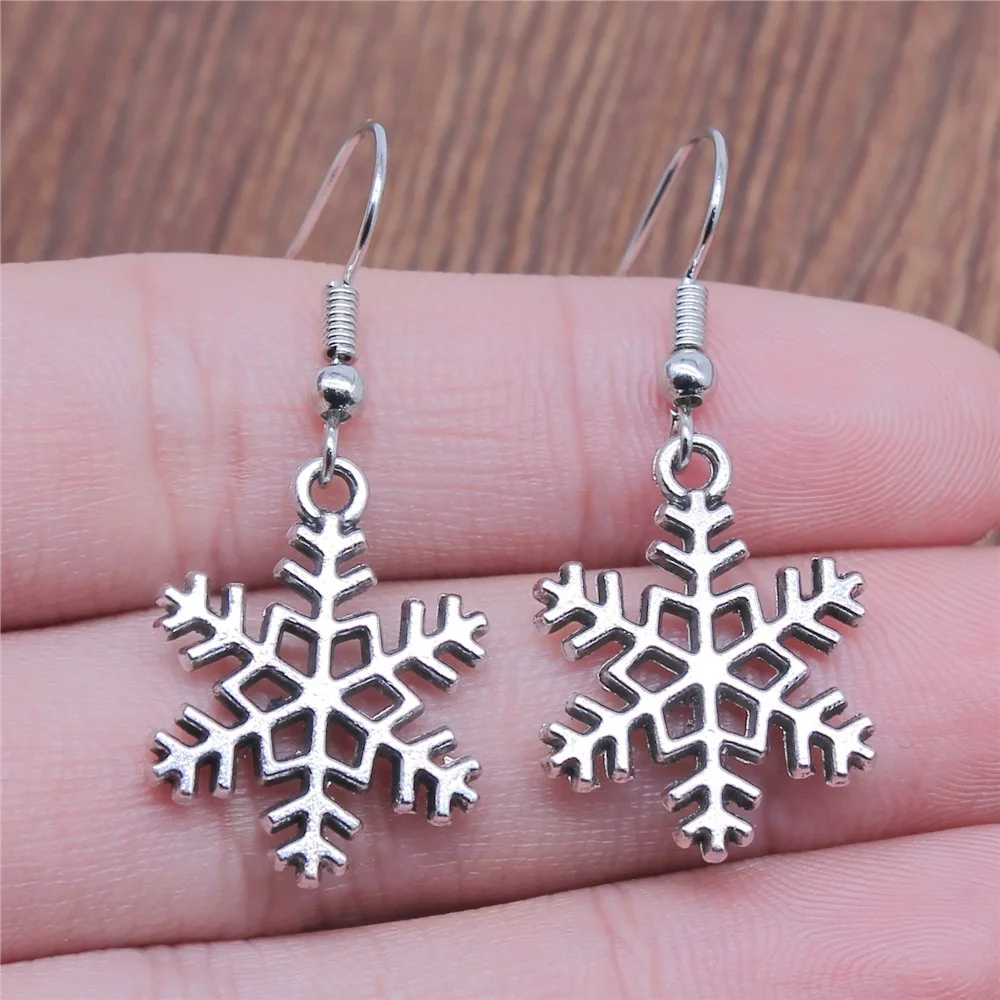 

Серьги-подвески в виде снежинки, серебристого цвета