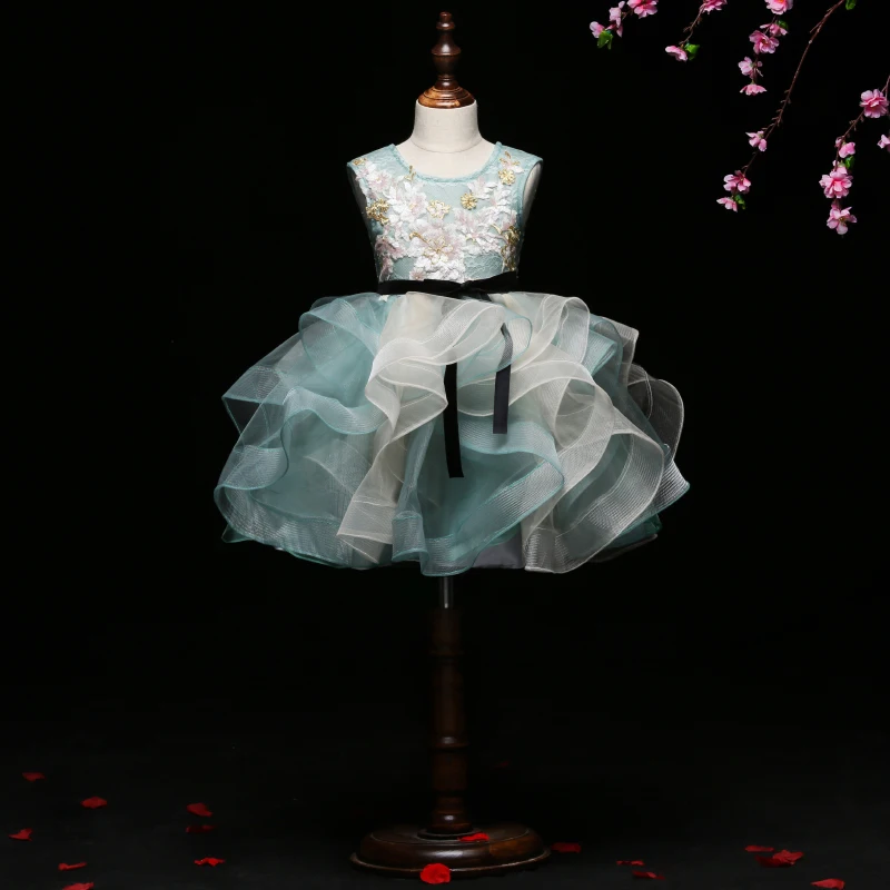 

Детское свадебное платье с вышивкой и бантом