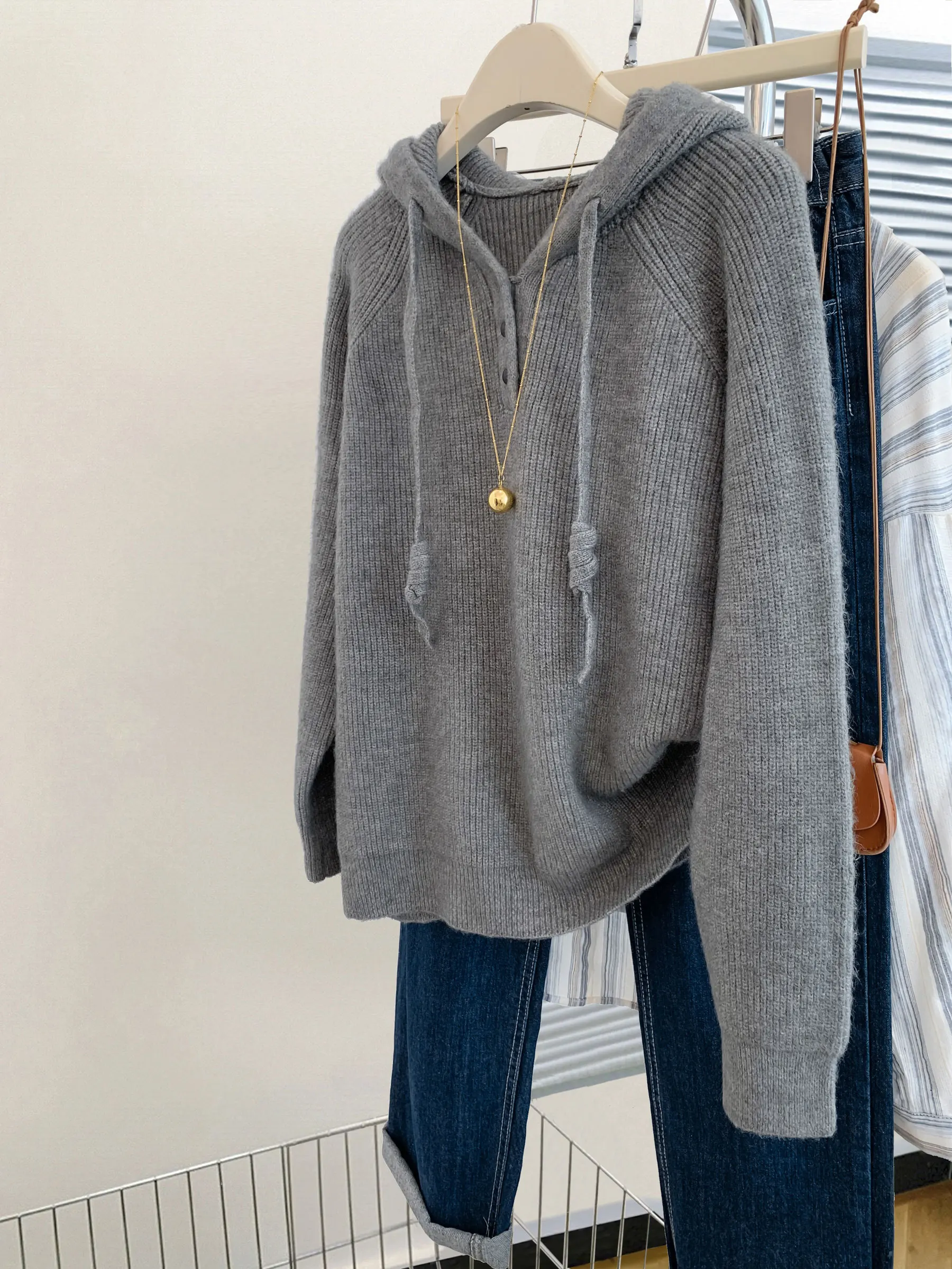 Серый пуловер с капюшоном утепленный свитер женский зимний 2024 свободная