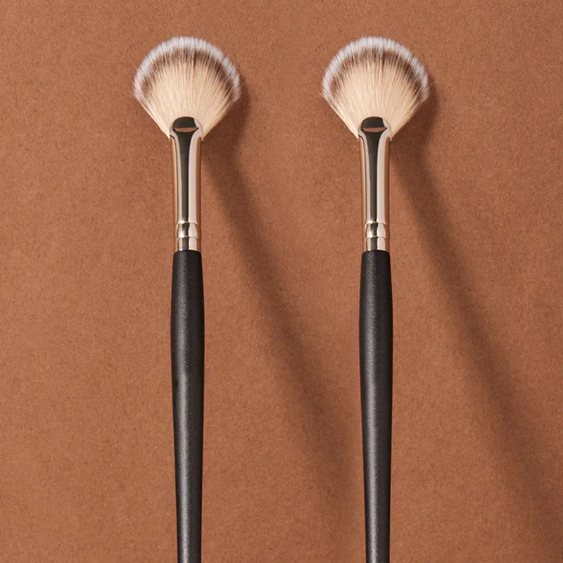 

1 шт. черная Одиночная кисть для румян светильник свободной кистью для пудры, Кисть для макияжа с мягким мехом, Многофункциональные косметич...