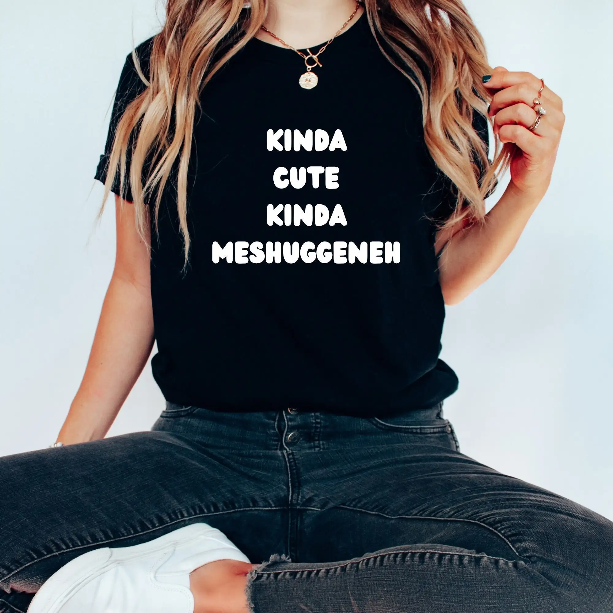 Еврейская фраза Kinda Cute Meshuggenah Забавный юмор Джерси Футболка