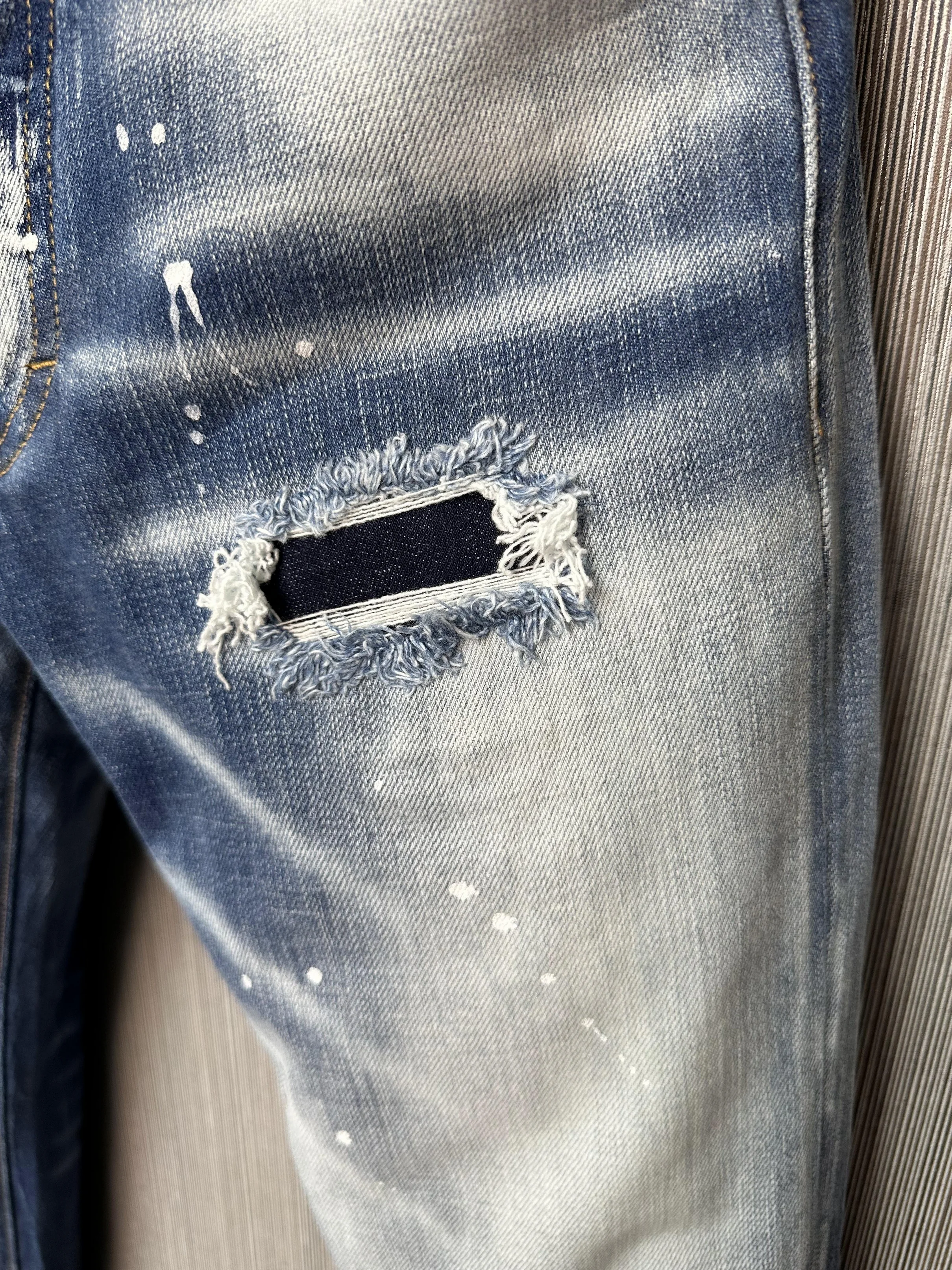 2023 New D2 Jeans Men's Fashion Wear and Tear Patch Ink Bleached Slim Fit Elastic Feet Men's Button