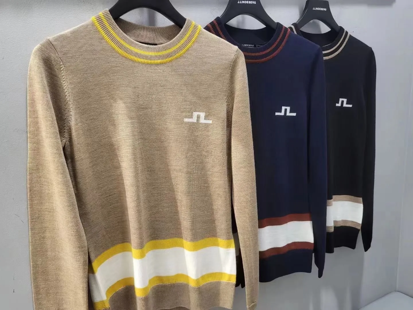 The new Women's Golf sweater for autumn/winter 2022 is worn on the outside with a warm knit on the inside outdoor