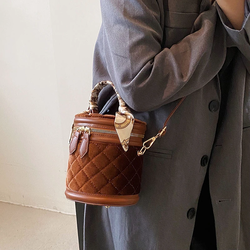 2023 Vintage Quilting Velvet Womens Crossbody Scarf Wrapped Chain Zipper Bucket Bag Banquet Party Small Clutch Lattice Handbags