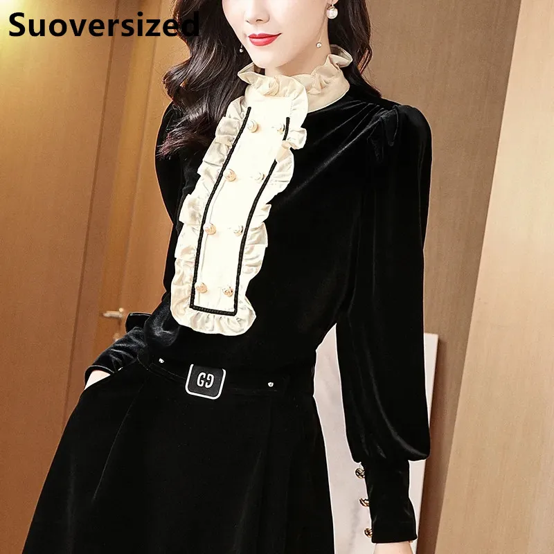 

Женский бархатный пуловер с воротником-хомутом и оборками