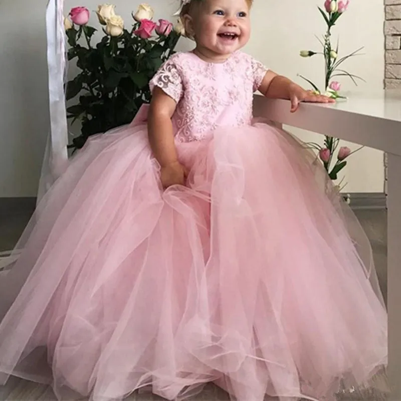 

Pink Baby First Holy Communion Dresses Jewel Neckline Short Sleeve Wedding Flower Girl Dresses Lace Appliqued Kids Party Gown
