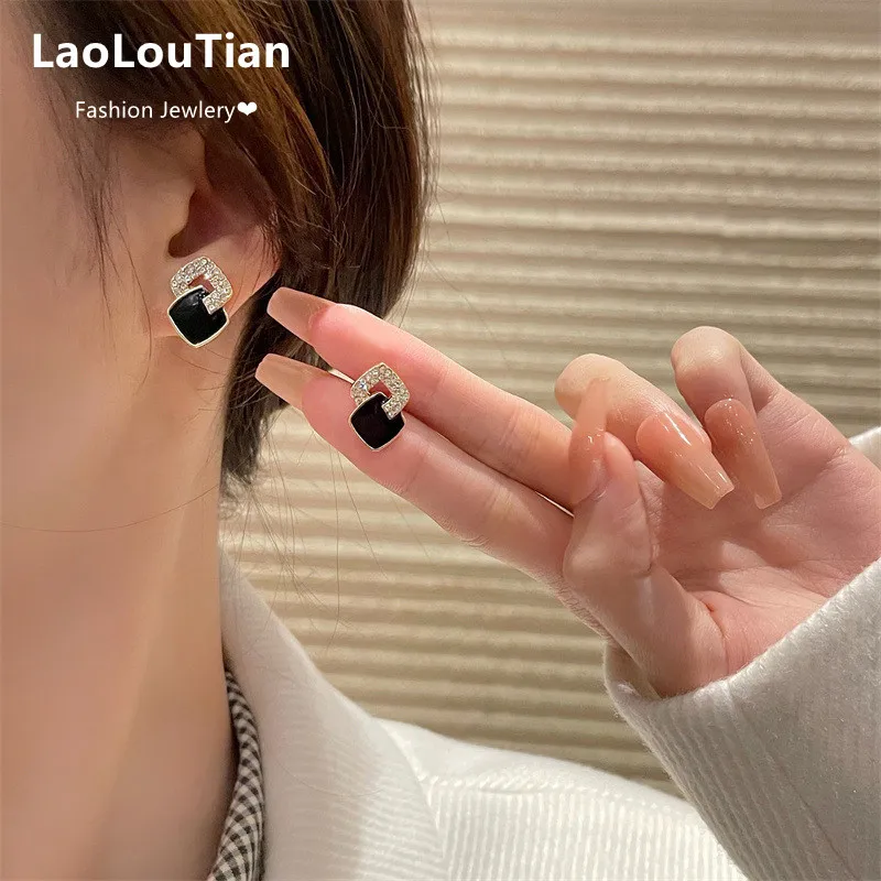

2022 Hot High-sense Korean Trend Elegant Pave Zircon Geometric Square Stud Earrings for Women Girl Fashion Jewelry Party Gifts