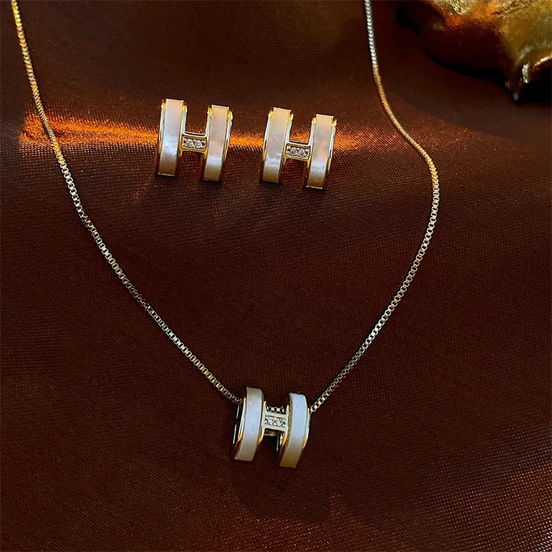 

Металлическое геометрическое ожерелье с буквами из циркония, ожерелье с гальваническим покрытием в европейском и американском стиле, нишевое ожерелье для женщин