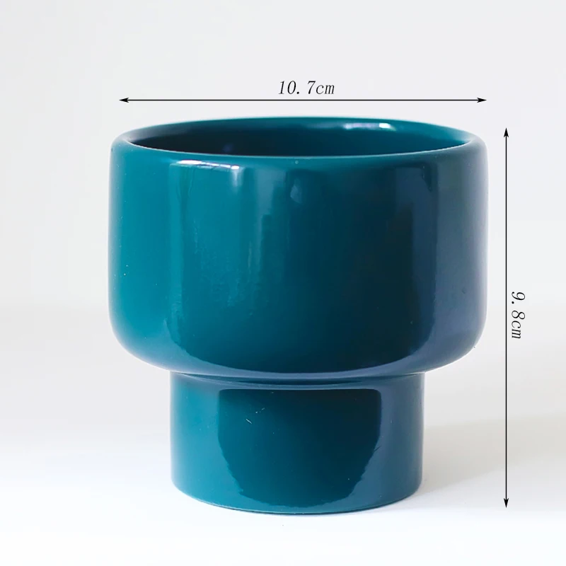 

Синие керамические цветочные горшки в вертикальную полоску