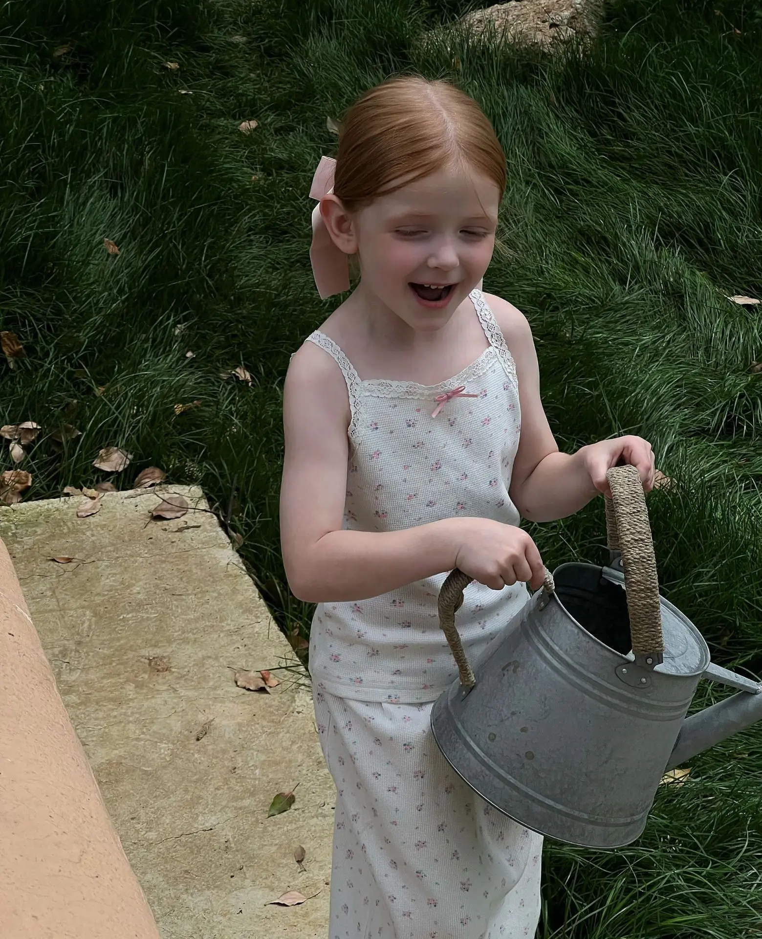 

Новинка лета 2023, роскошная модная детская юбка-топ на бретелях, вязаная юбка с цветочным принтом для девочек в Корейском стиле, эксклюзивная одежда из двух предметов