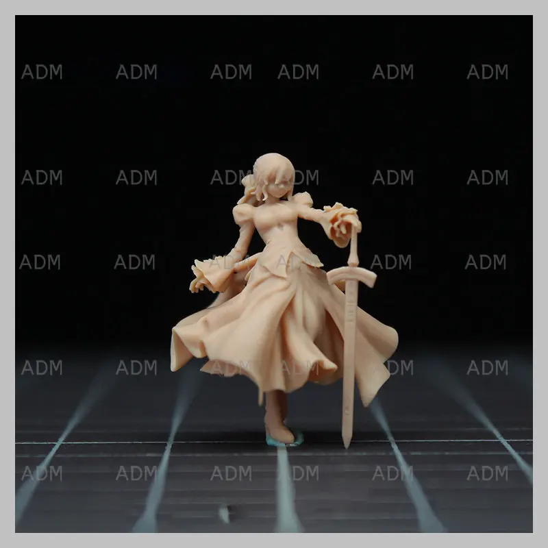 

1/64 или 1/43, фигурка из смолы, женщина держит куклу с мечом, белая модель