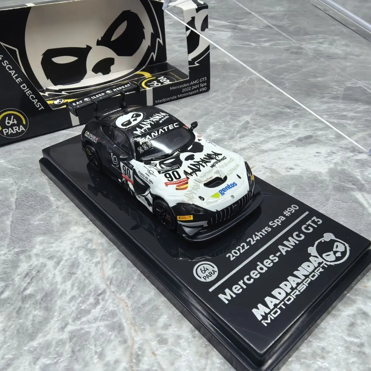 Фото 1:64, GT3 Спа # Модель гоночного автомобиля Panda 90 2022 года с окраской, литая миниатюрная имитационная модель автомобиля из сплава, предмет декора для взрослых, игрушка для мальчиков №4
