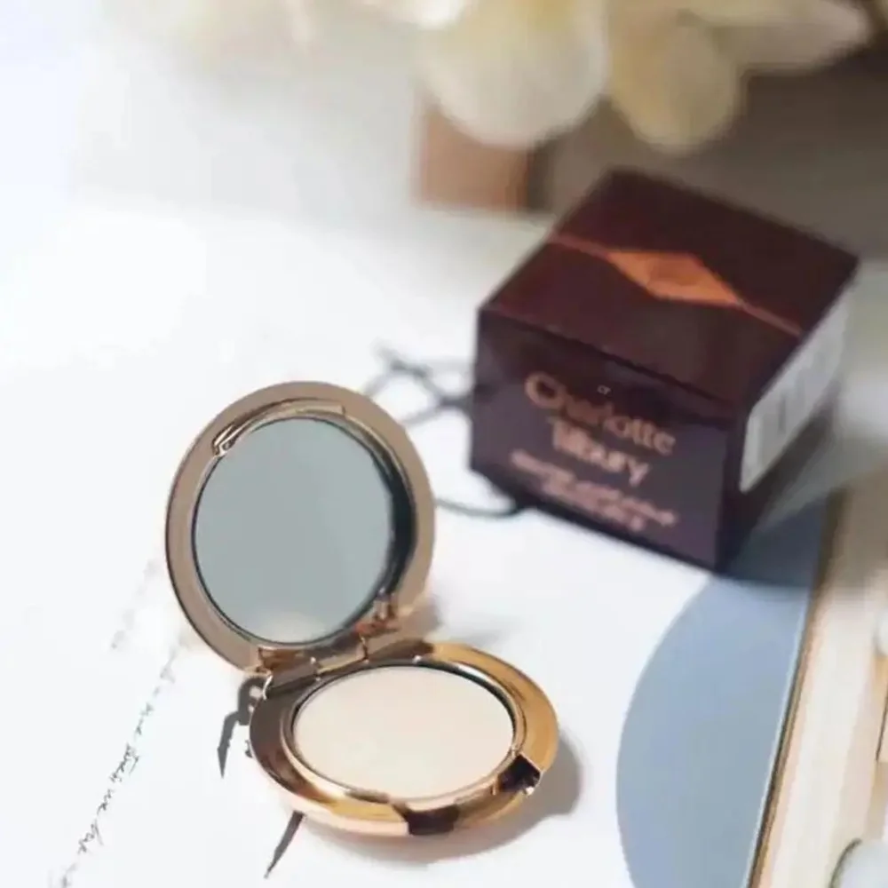 Фото Пудра Charlotte Tilbury для контроля жирности кожи, компактная, невидимая, скрывающая поры, стойкая, с футляром в подарок №2