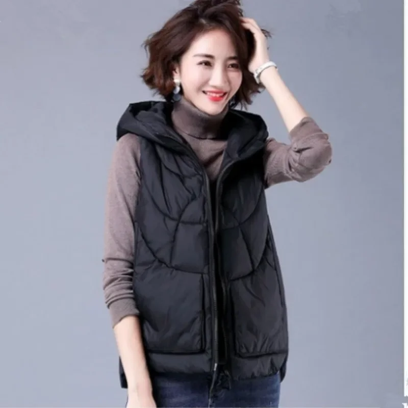 Женский свободный зимний жилет однотонный с капюшоном и карманами на молнии