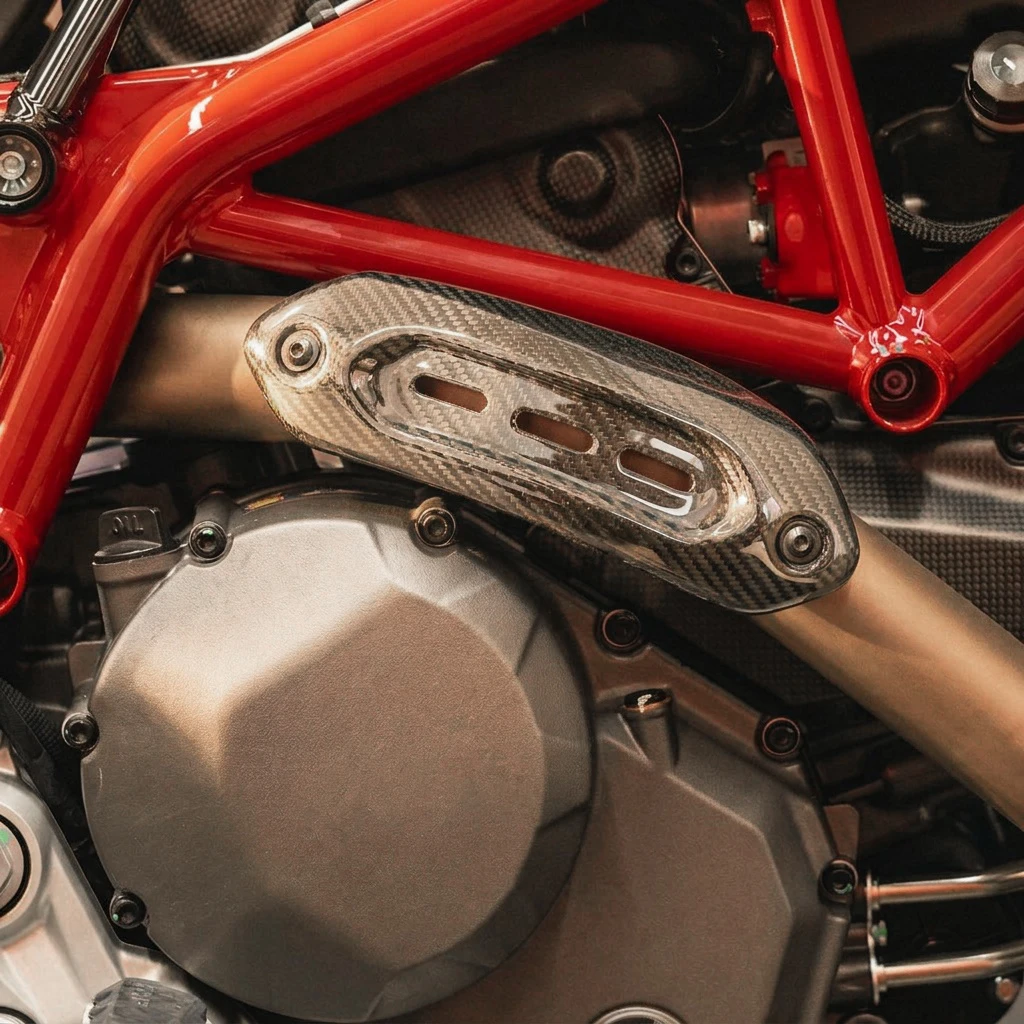 Карбоновый теплозащитный экран выхлопной системы для мотоциклов Ducati Hypermotard 821  939  950 (2019-2026) (art.: 3920dce49dba4) - 3920dce49dba4