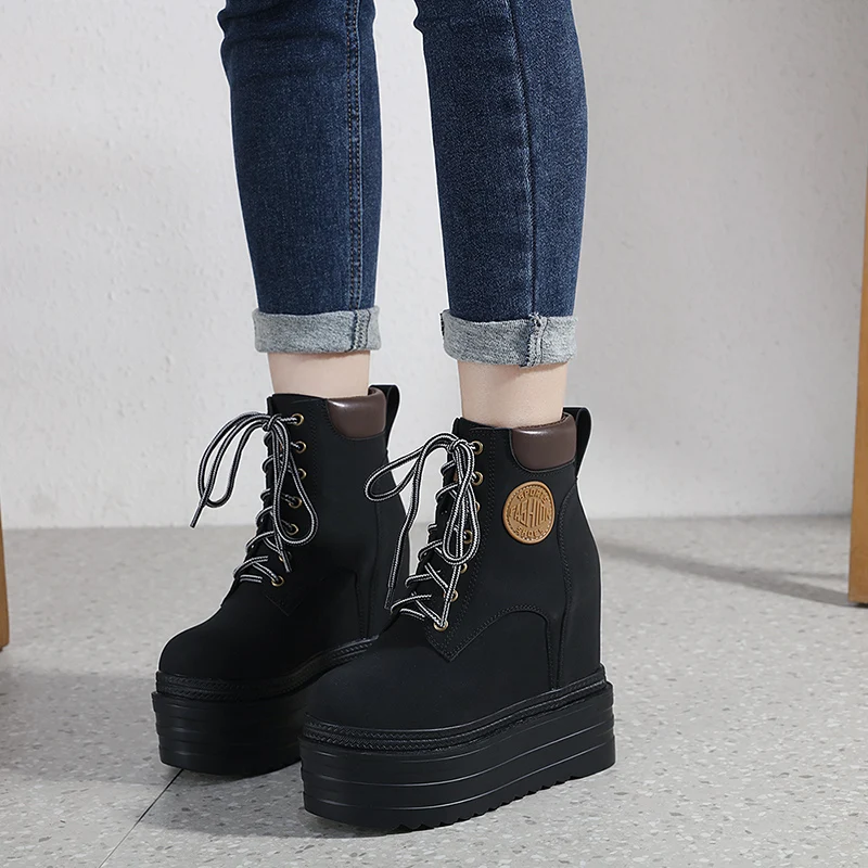 Женские ботинки на платформе Goth ботильоны танкетке со шнуровкой и цепочкой цвет