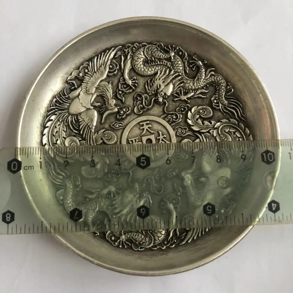 Тарелки с драконом и Фениксом собранные в сельской местности а имперские