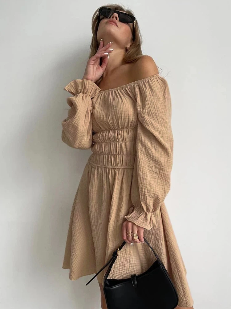 Соблазнительное однотонное платье-мини с вырезом лодочкой соблазнительное