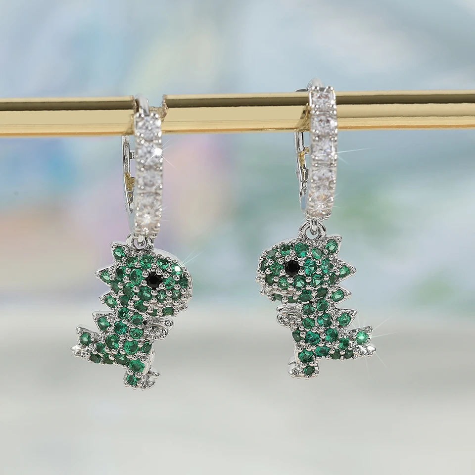 Серьги-кольца ZAKOL с зеленым цирконием в форме динозавра для женщин и девочек.