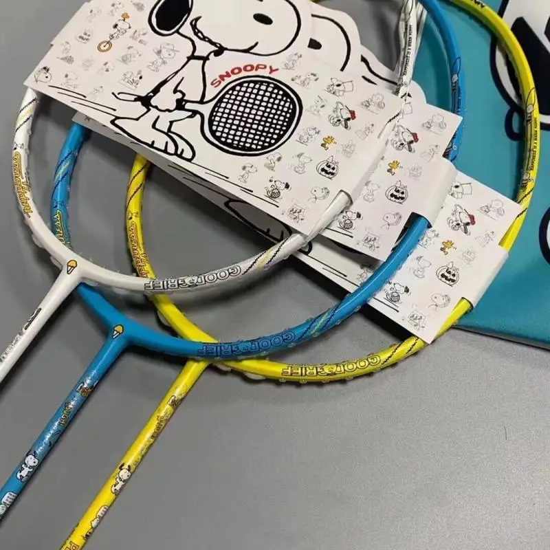 

Новинка 2022, Спортивная ракетка для учеников Snoopy из мультфильма, одиночная полностью карбоновая ракетка для бадминтона, милая аниме игрушка для детей, подарки на день рождения