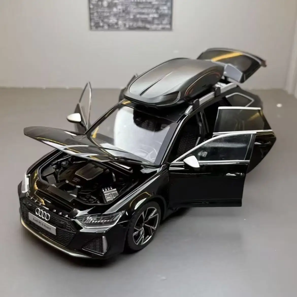 Фото НОВИНКА: Изысканная модель автомобиля RS6 в масштабе 1:24 из литого сплава, с функцией отката, светом и звуком. Роскошный подарок, украшение для бара, коллекционная игрушка. №4