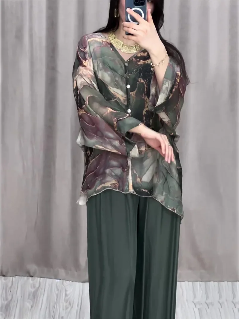 Повседневный комплект из рубашки с V-образным вырезом и брюк широкими штанинами