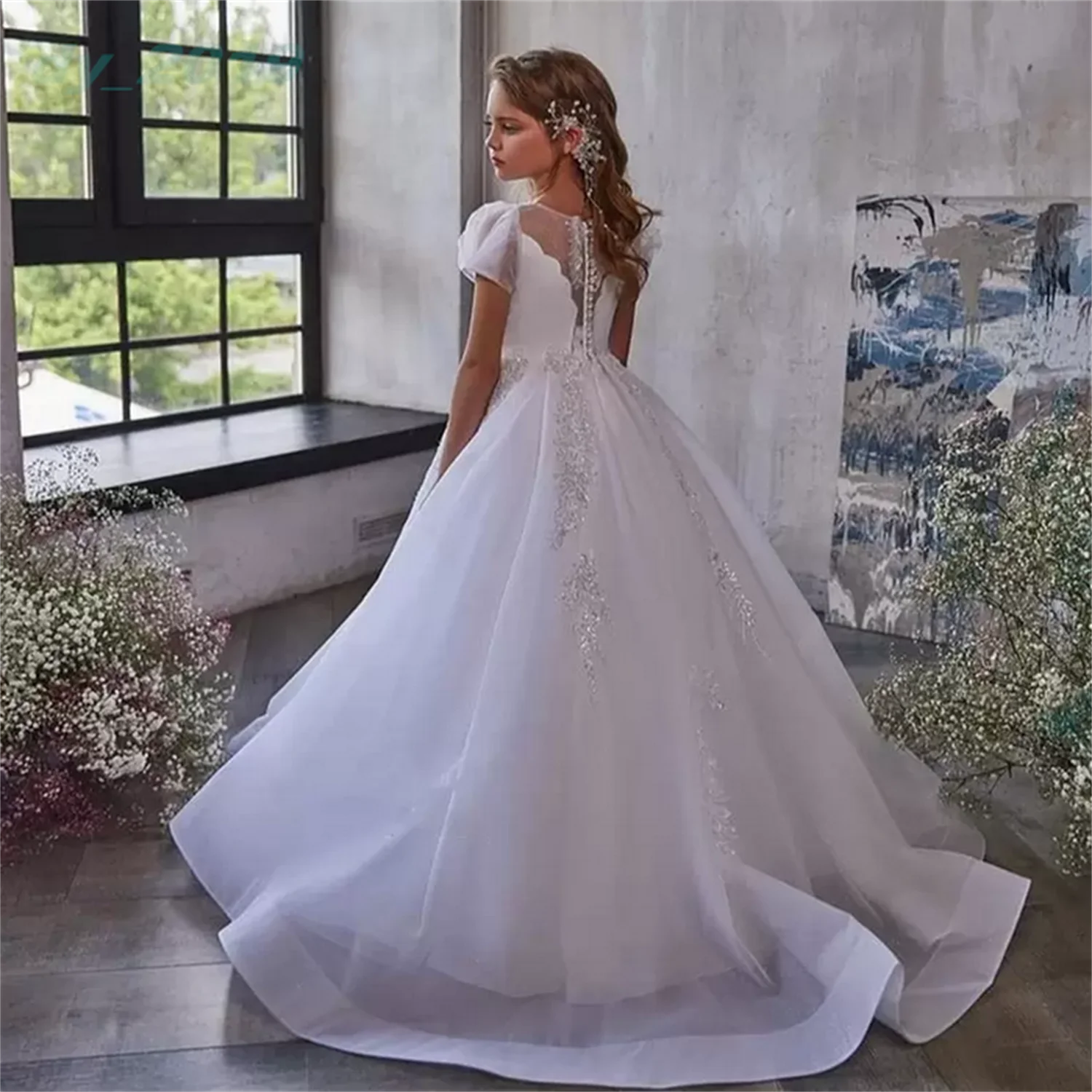 

Детское фатиновое платье с коротким рукавом и аппликацией из бисера