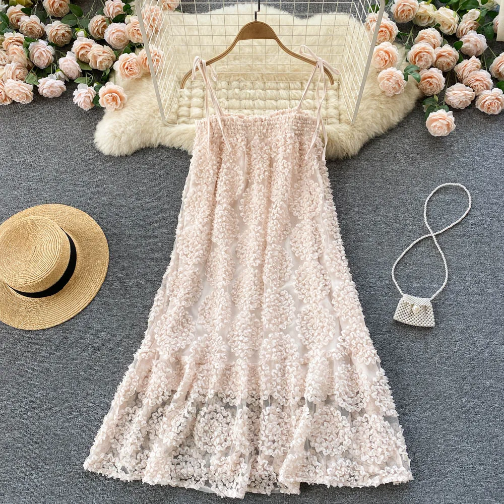 

Женское летнее платье-трапеция с объемными цветами, без рукавов