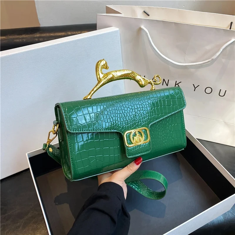 Женская сумка через плечо из лакированной кожи с узором под крокодиловую кожу