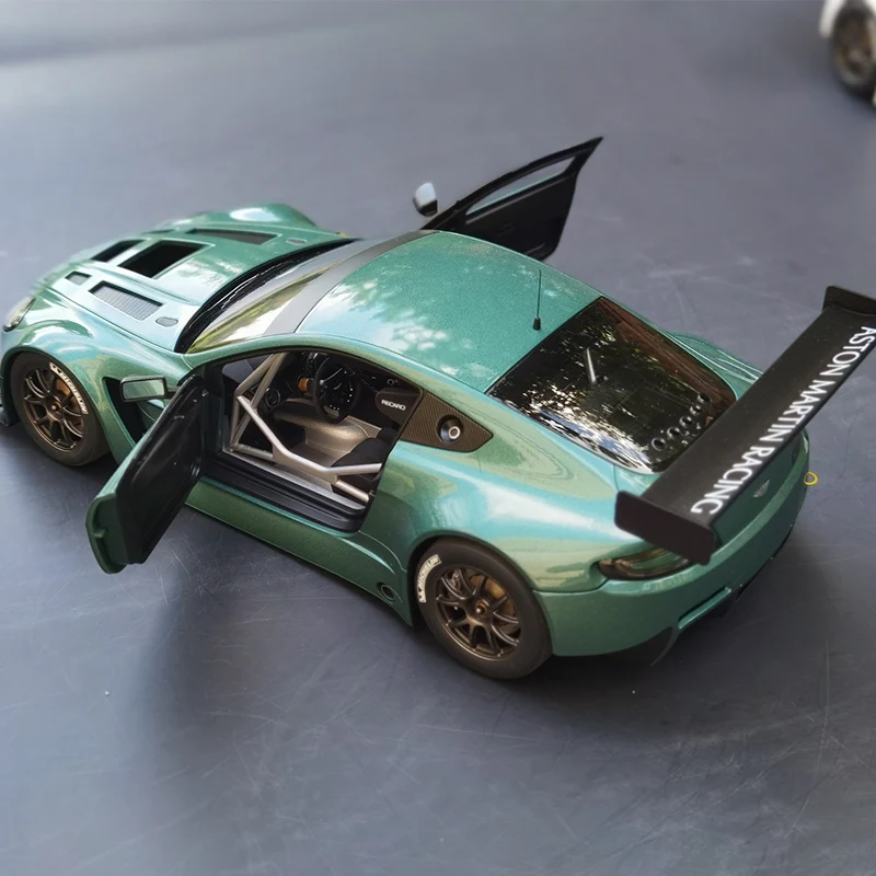 Коллекционные Автомобильные Игрушки для мальчиков AUTOart ASTON MARTIN Vantage V12 GT3