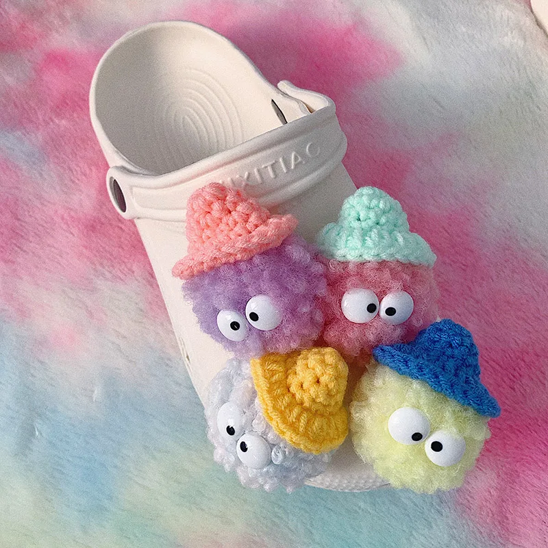Single Sale 1pcs Shoe Charms Lovely wool ball Garden Shoe Accessories Buckle Decorations Fit Croc Wristband JIBZ Kids X-mas M3