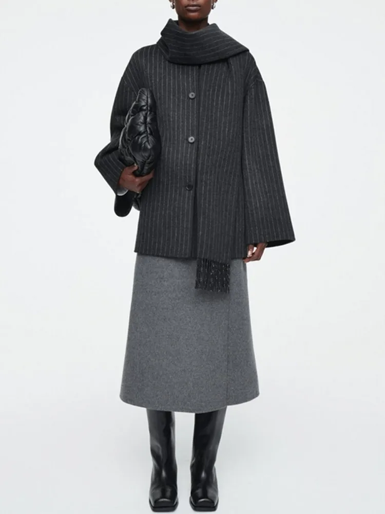 Женское пальто в полоску или черное с шарфом и воротником кисточками шерстяная