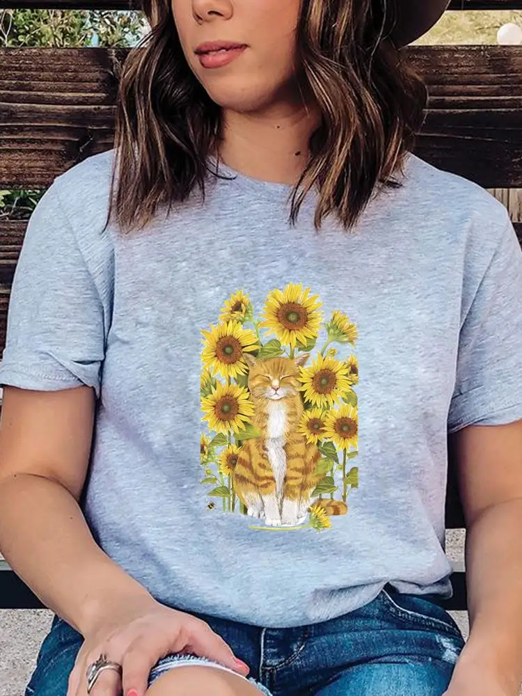 

Летняя женская футболка с коротким рукавом и принтом кота и цветов