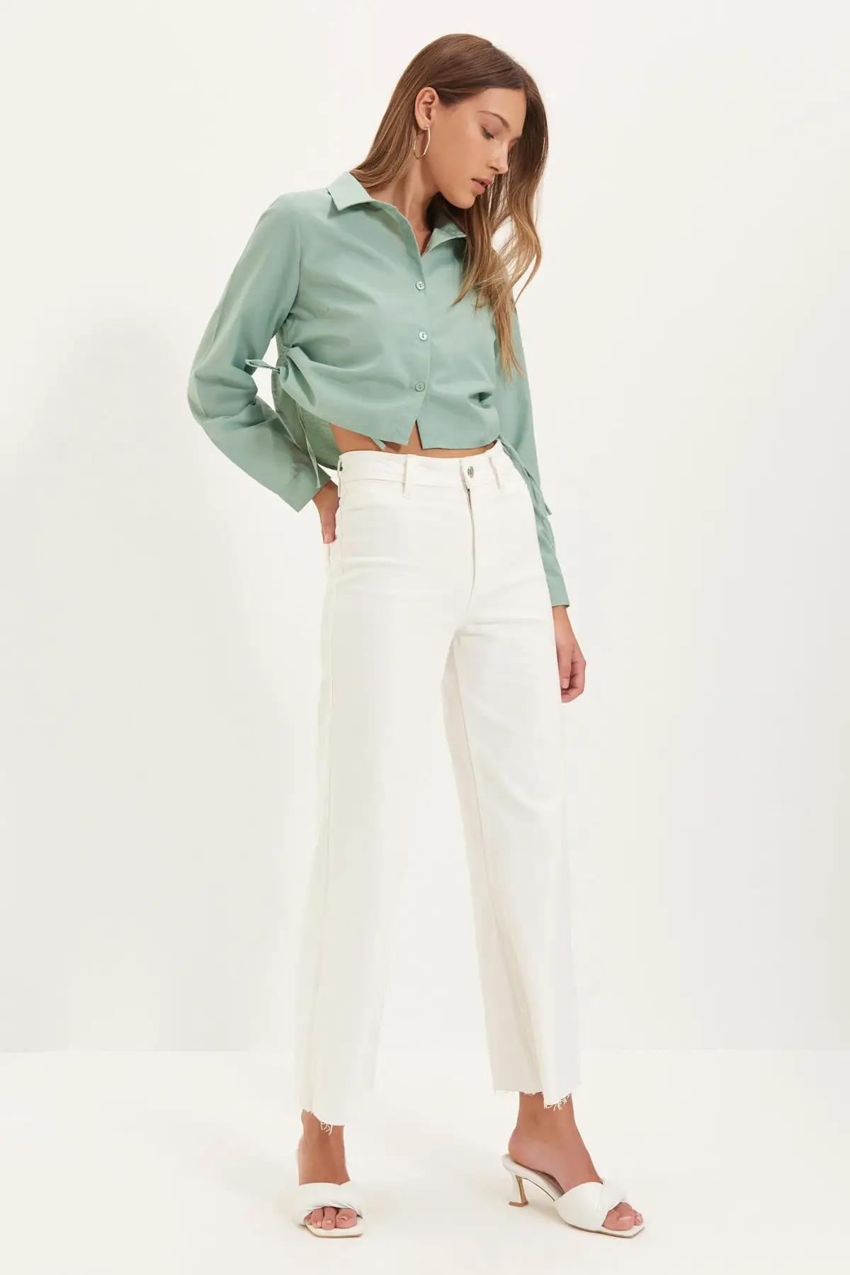 

Trendyol İp Detailed Shirt TWOAW22GO0265