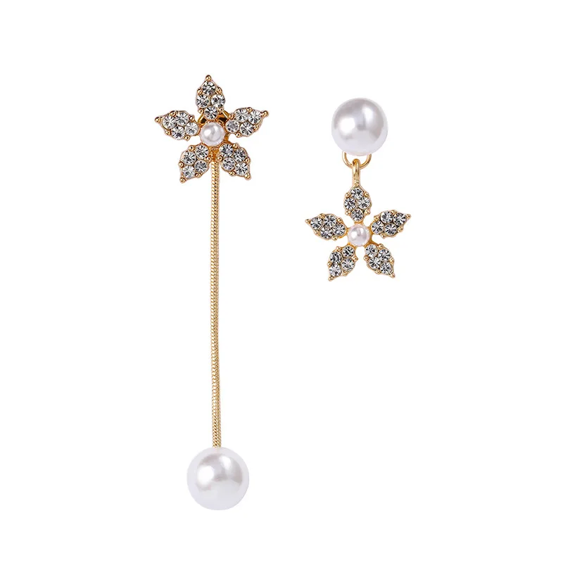 Ассиметричные серьги-гвоздики в виде цветка из серебра пробы |