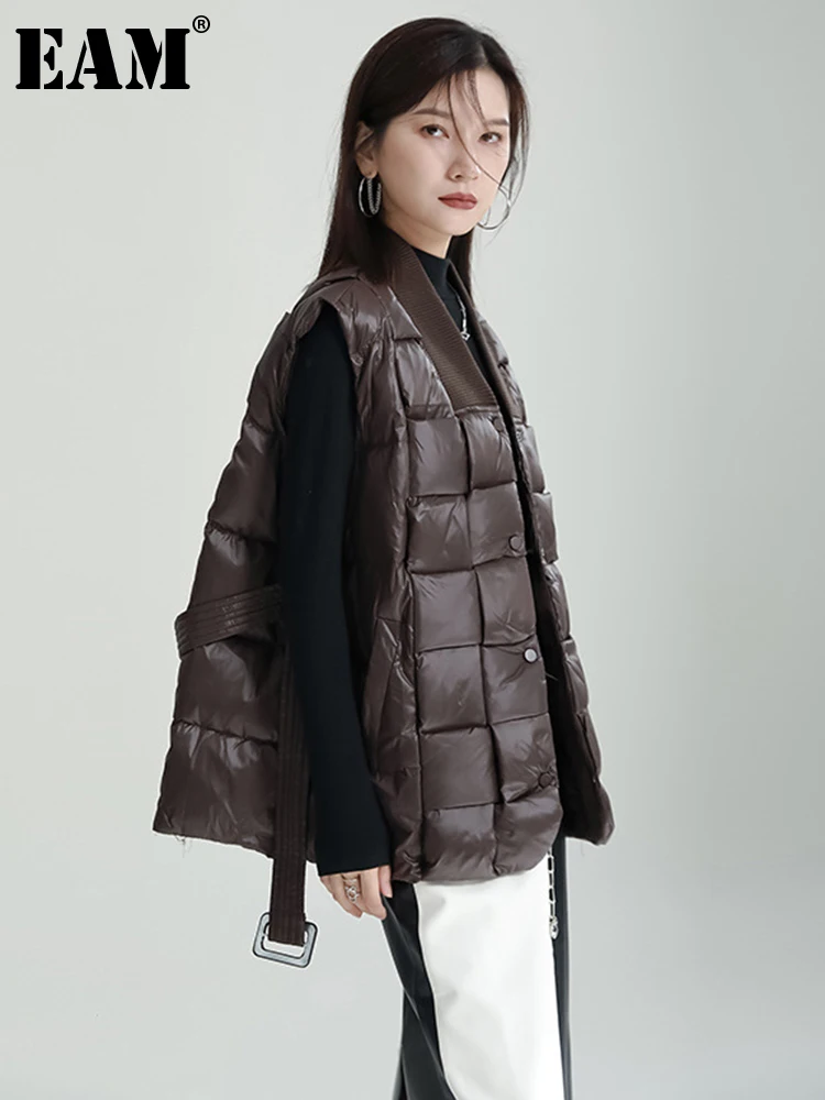 

[EAM] Women Loose Fit Coffee Plaid Warm Big Size Duck Down Vest New V-collar Sleeveless Fashion Autumn Winter 2022 1DF262401