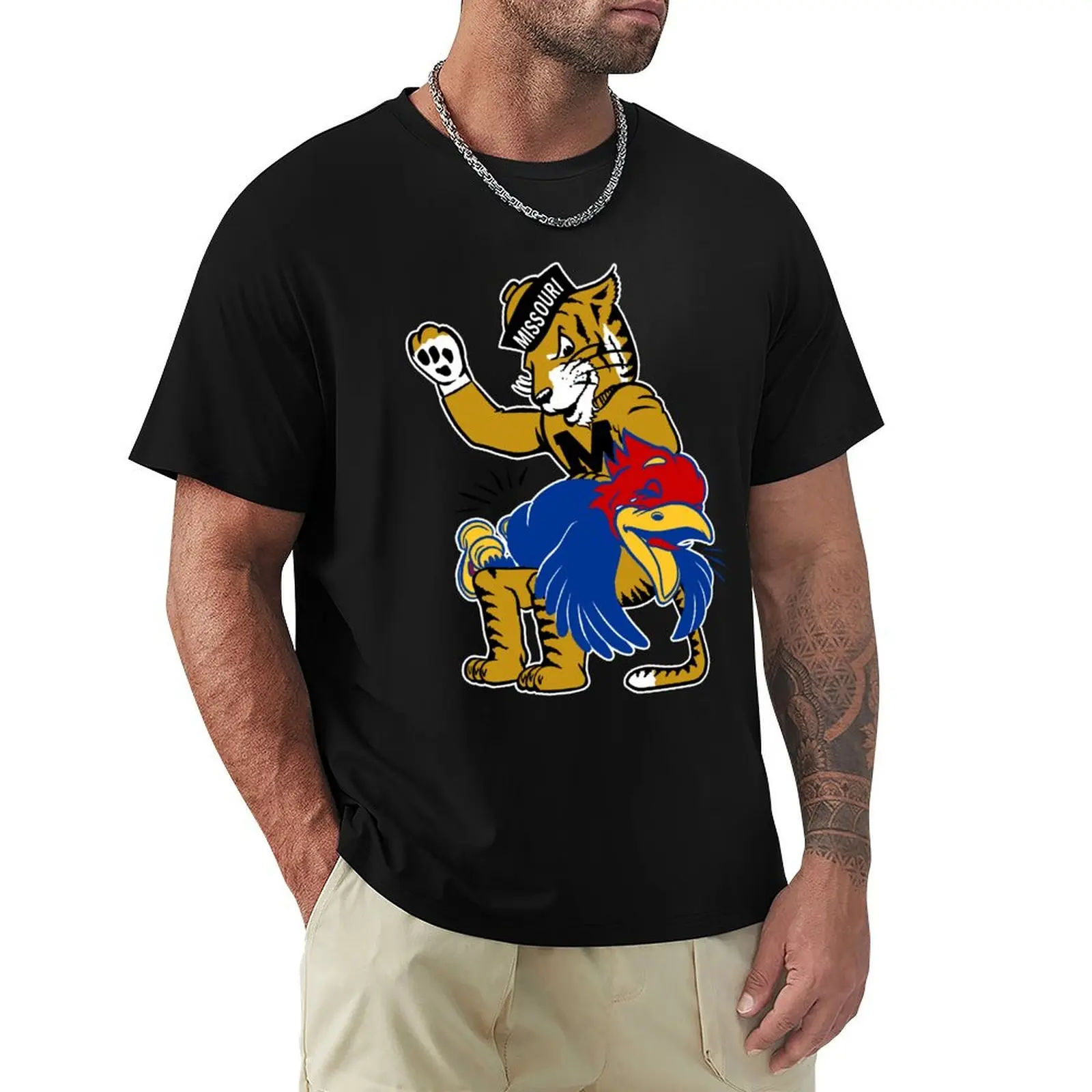 Фото Винтажная футболка M-U Tiger vs. K-U Jayhawk Spanking для мальчиков с животным принтом и принтом для мальчиков, спортивная футболка для мальчиков №3